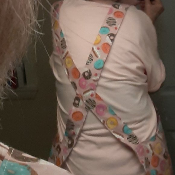 Cross Back Apron - Picture 4 of 7